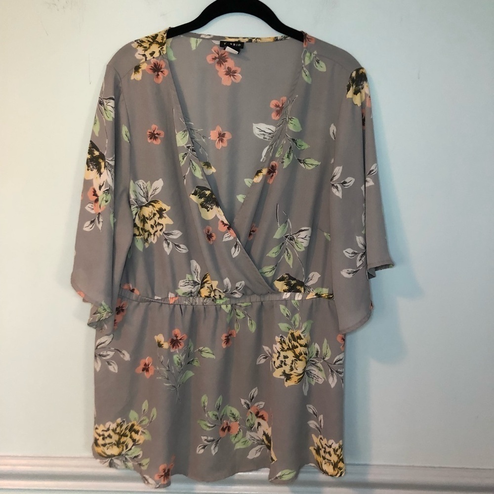 Torrid Gray Floral Print Short Sleeve V-Neck Blouse Size 1X